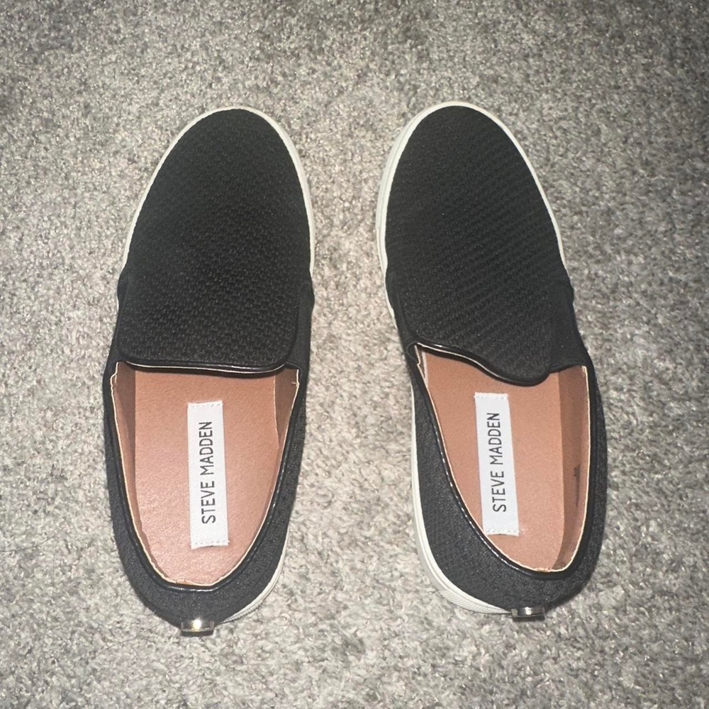 Size 7 Steve Madden Black Slip On Sneaker/Shoe - Picture 2 of 4
